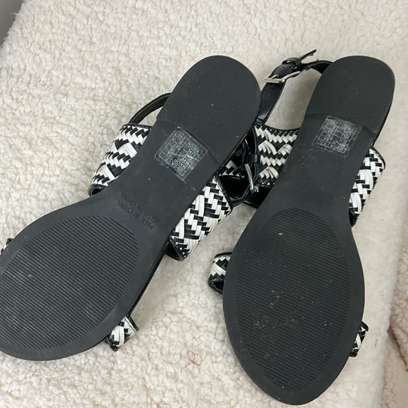 Forever 21 Black And White Aztec Print Flats - Picture 2 of 3